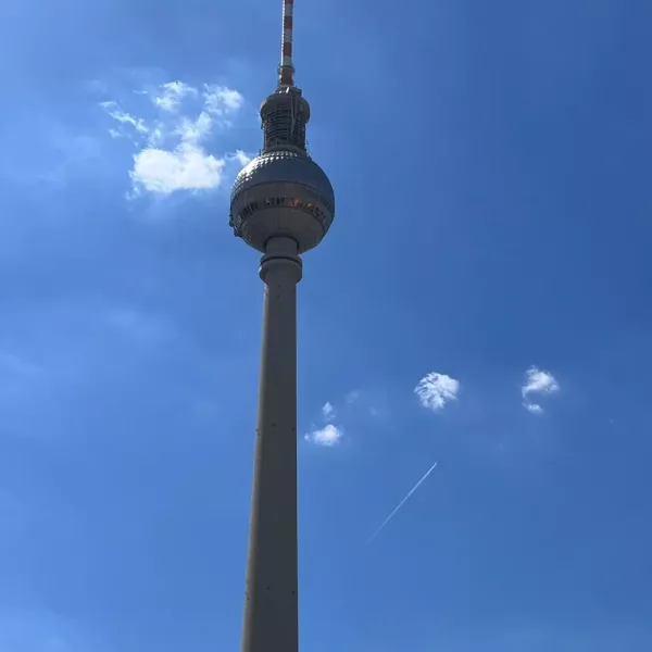 Der Fernsehturm Berlin ist eine der Sehenswürdigkeiten der Stadt.